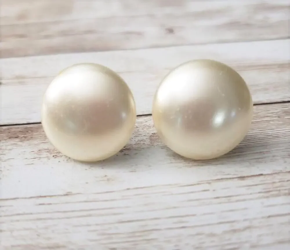 Vintage Trifari Screw On Earrings - Cream Pearlescent Circle